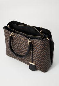Shopper-Tasche im braunen geometrischen Muster mit schwarzen Akzenten. Sie verfügt über goldfarbene Hardware, zwei Griffe und ein mit Reißverschluss versehenes Innenfach.