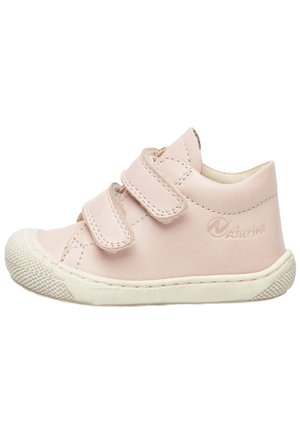 Jasnoróżowy but dla malucha z dwoma paskami na rzep, gumowym, teksturowanym noskiem i podeszwą oraz subtelnym logo po boku.