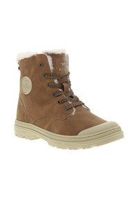 Bottine en suède brun avec doublure en fausse fourrure blanche, bout arrondi et semelle en caoutchouc texturé. Comprend des lacets bruns et un patch de marque sur le côté.