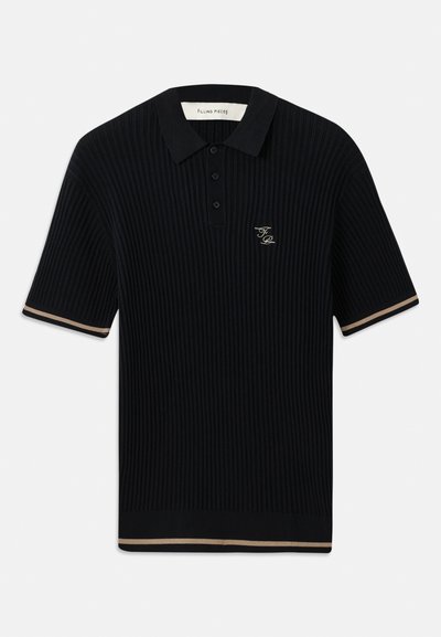 Melna ribota īsām piedurknēm polo krekls ar apkakli, trim pogām, bēšas krāsas apdari uz piedurknēm un apakšmalas, kā arī FP izšuvums uz kreisā krūtīm.