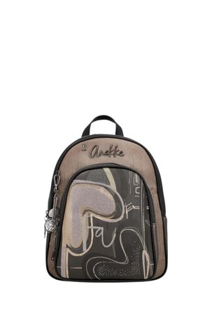 Piccolo zaino marrone e nero con motivi astratti e una tasca frontale con cerniera, con un portachiavi decorativo e il nome del marchio Anekke.