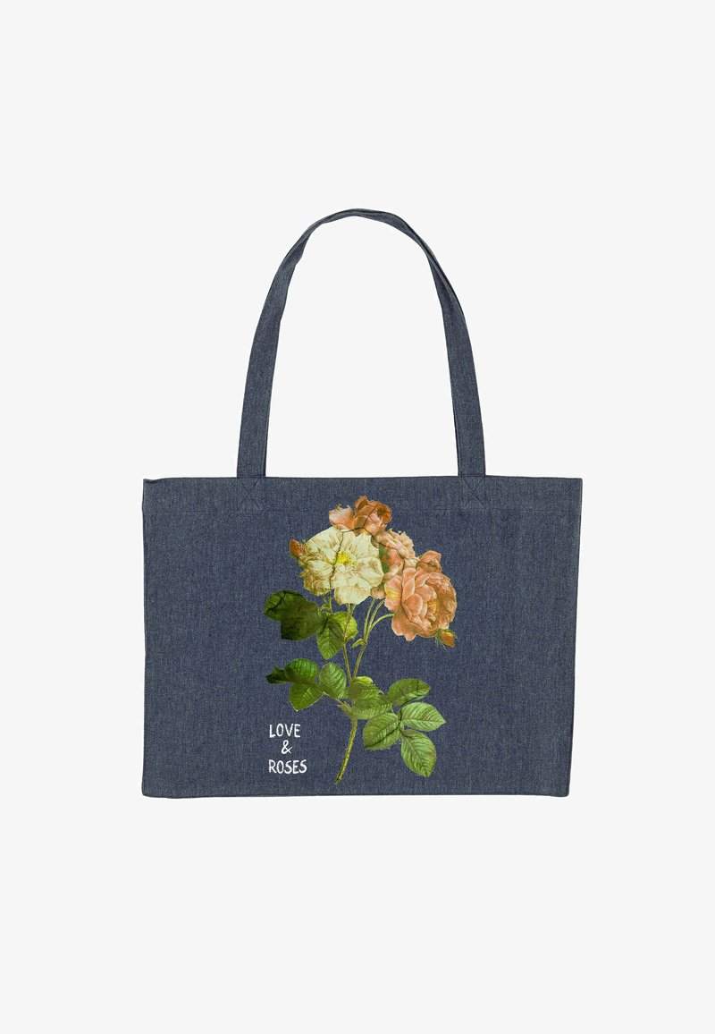 Sac en toile en denim avec un motif floral de roses claires et pêches, accompagné de feuilles vertes. Le texte en bas indique "AMOUR & ROSES."