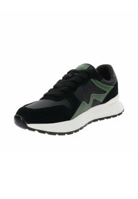 Zapatillas negras y verdes con materiales de ante y sintéticos, que cuentan con una entresuela blanca y una suela de goma texturizada. Cuerdas y logotipo en la lengüeta.