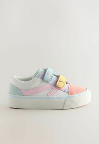 Sneakers na rzep w pastelowych kolorach: różowym, fioletowym, jasnoniebieskim. Wykonane z zamszu i płótna, z białą gumową podeszwą i strukturalnym noskiem.