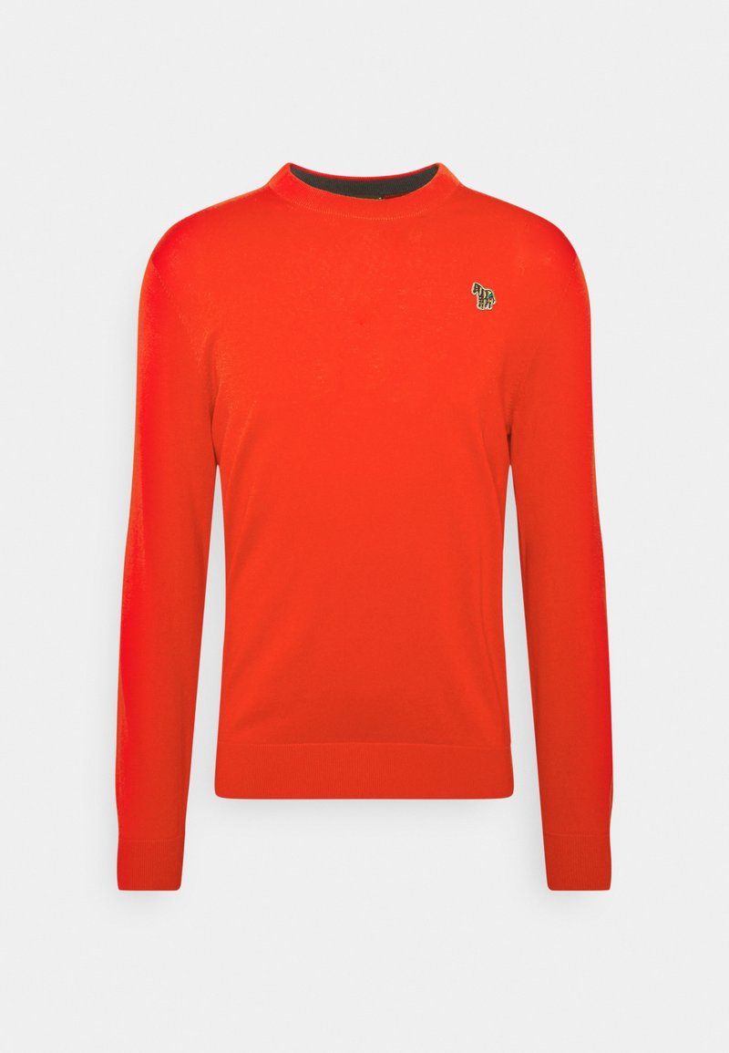 Maglione rosso con maniche lunghe, scollo rotondo e un piccolo logo verde sul petto. Texture liscia con polsini e orlo a coste.