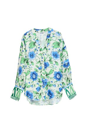 Blusa floral con un fondo blanco y patrones de flores azules y verdes, diseño de escote en V, cierre de botones en la parte delantera y mangas largas con puños estampados.