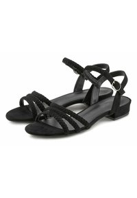Schwarze Wildledersandalen mit geflochtenen Riemen, offenem Zehenbereich und niedrigem Blockabsatz. Sie verfügen über verstellbare Knöchelriemen mit einer Metall-Schnalle.