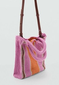 Sac en toile crocheté avec des rayures roses, oranges et marron, doté de deux poignées marron et d'un dessus ouvert pour un accès facile.