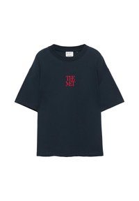 Dunkelblaues T-Shirt mit kurzen Ärmeln und rotem Schriftzug "THE MET" mittig auf der Brust, mit rundem Ausschnitt und lockerem Schnitt.