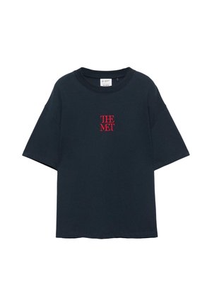 Dunkelblaues T-Shirt mit kurzen Ärmeln und rotem Schriftzug "THE MET" mittig auf der Brust, mit rundem Ausschnitt und lockerem Schnitt.