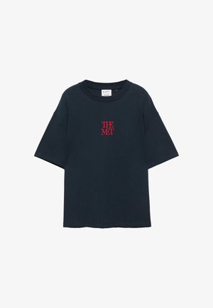 Dunkelblaues T-Shirt mit kurzen Ärmeln und rotem Schriftzug "THE MET" mittig auf der Brust, mit rundem Ausschnitt und lockerem Schnitt.