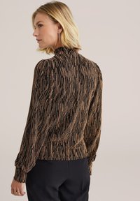 Pullover lungo marrone e oro, con motivo testurizzato, collo alto e maniche arricciate; aderente in vita.