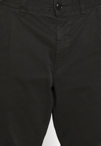 Černé bavlněné kalhoty s hladkým povrchem, které mají zapínání na jeden knoflík a zip, jsou navrženy s předními kapsami a rovnými nohavicemi.