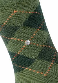 Calzino verde con motivo argyle caratterizzato da una combinazione di verde scuro e verde chiaro, con accenti arancioni e un logo circolare argentato sul lato.