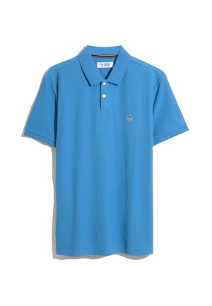Blauwe polo gemaakt van gestructureerde stof, met een klassieke kraag, drie knopen en een klein logo op de borst.