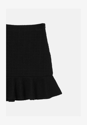 Schwarzer, ausgestellter Rock aus strukturiertem Stoff, mit passgenauem Bund und gerüschtem Saum. Einfaches Design ohne sichtbare Hardware oder Muster.