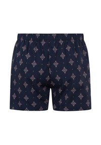Boxer in azzurro con un motivo geometrico rosa e bianco. Dotati di una vita elastica e realizzati in morbido cotone.