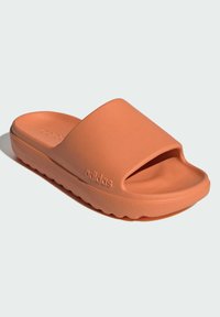 Sandalo ciabatta arancione realizzato in morbido materiale sintetico con una larga fascia, plantare testurizzato e suola scanalata per una migliore trazione.