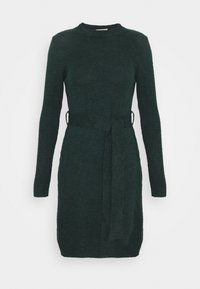 Sweater dress in dark green, made of textured knit fabric. Features long sleeves, a crew neck, and a tie belt at the waist.