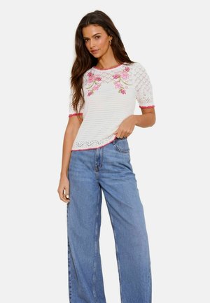 Lipsy, FLORAL EMBROIDERY POINTELLE CROCHET SHORT SLEEVE KNIT T-SHIRT - Tričko s potlačou - white