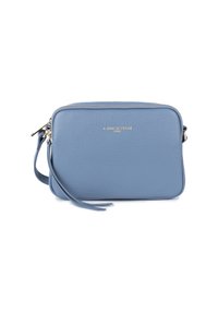 Borsa a tracolla in pelle blu con una texture a ciottoli, dettaglio del logo dorato e chiusura con zip. Presenta una tracolla rimovibile per maggiore versatilità.