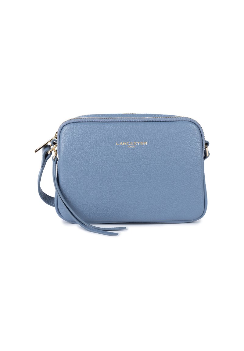 Borsa a tracolla in pelle blu con una texture a ciottoli, dettaglio del logo dorato e chiusura con zip. Presenta una tracolla rimovibile per maggiore versatilità.