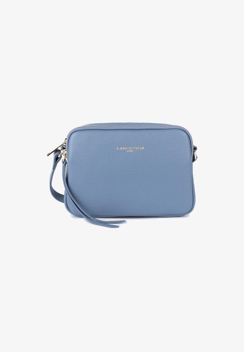 Borsa a tracolla in pelle blu con una texture a ciottoli, dettaglio del logo dorato e chiusura con zip. Presenta una tracolla rimovibile per maggiore versatilità.