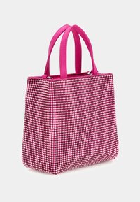 Vaaleanpunainen käsilaukku, jossa on jämäkkä muoto, koristeena pieniä, kiiltäviä strasseja muodostava ruudukko. Varustettu kahdella kangaskahvalla helppoa kantamista varten.