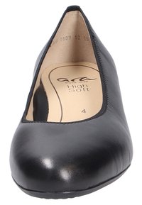 Schwarzer Leder-Pump mit geschlossener Zehenpartie, schlankem Design, glatter Textur und niedrigem Schnitt an den Seiten. Ausgestattet mit einer gepolsterten Innensohle und einem abgerundeten Zehenbereich.