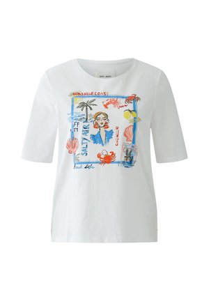 Wit T-shirt met kleurrijke strandthema illustraties, waaronder een vrouw, palmboom, krabben, schelpen en teksten zoals "Sally Air" en "Sunshine Coast."