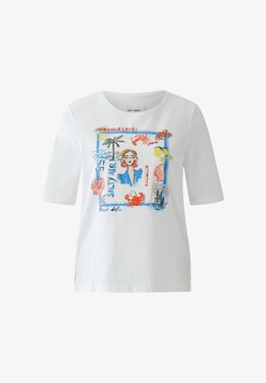 Wit T-shirt met kleurrijke strandthema illustraties, waaronder een vrouw, palmboom, krabben, schelpen en teksten zoals "Sally Air" en "Sunshine Coast."