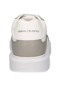 Sneaker bianco e grigio con tomaia in pelle liscia, punta arrotondata, colletto imbottito e logo sul tallone che recita "Armani Exchange."