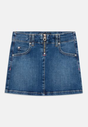Jupe mini en denim bleu avec fermeture éclair frontale, passants de ceinture et poches avant ornées de rivets sur fond blanc.