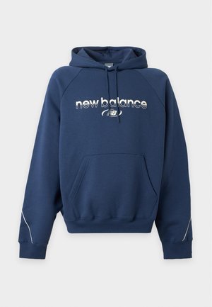 Marineblå hættetrøje med front-kængurulomme, justerbar snøre i hætten og hvidt "new balance" logo på brystet.