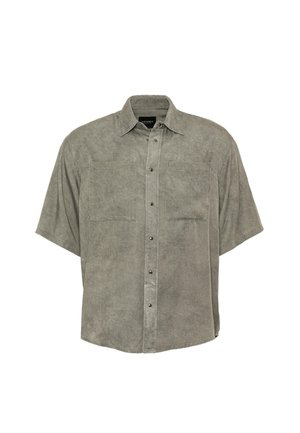 Īsām piedurknēm, gaiši pelēks krekls izgatavots no teksturēta auduma, ar pogām aizdari priekšā, divām krūšu kabatām un klasisku apkakli.