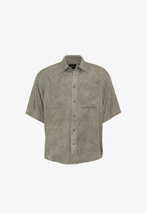 Lühikeste varrukatega heledast hallist riidest särk, millel on tekstuur, nööpidega eest kinnitamine, kaks rinna taskut ja klassikaline krae.