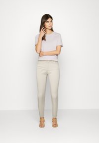 edc by Esprit MEDIUM RISE CROPPED - Calças de ganga de corte skinny - sand