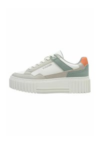 Baskets blanches avec des accents verts et oranges, en suède et cuir, design à lacets, semelle épaisse blanche avec texture striée.