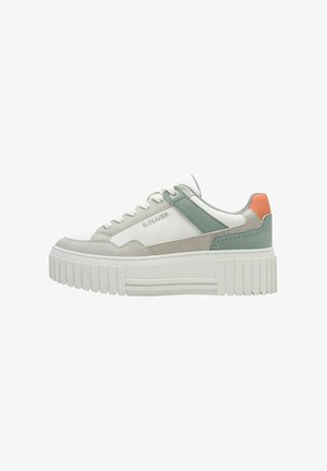 Weiße Sneaker mit grünen und orangefarbenen Akzenten, aus Wildleder und Leder, Schnürdesign, klobige weiße Sohle mit gerippter Textur.