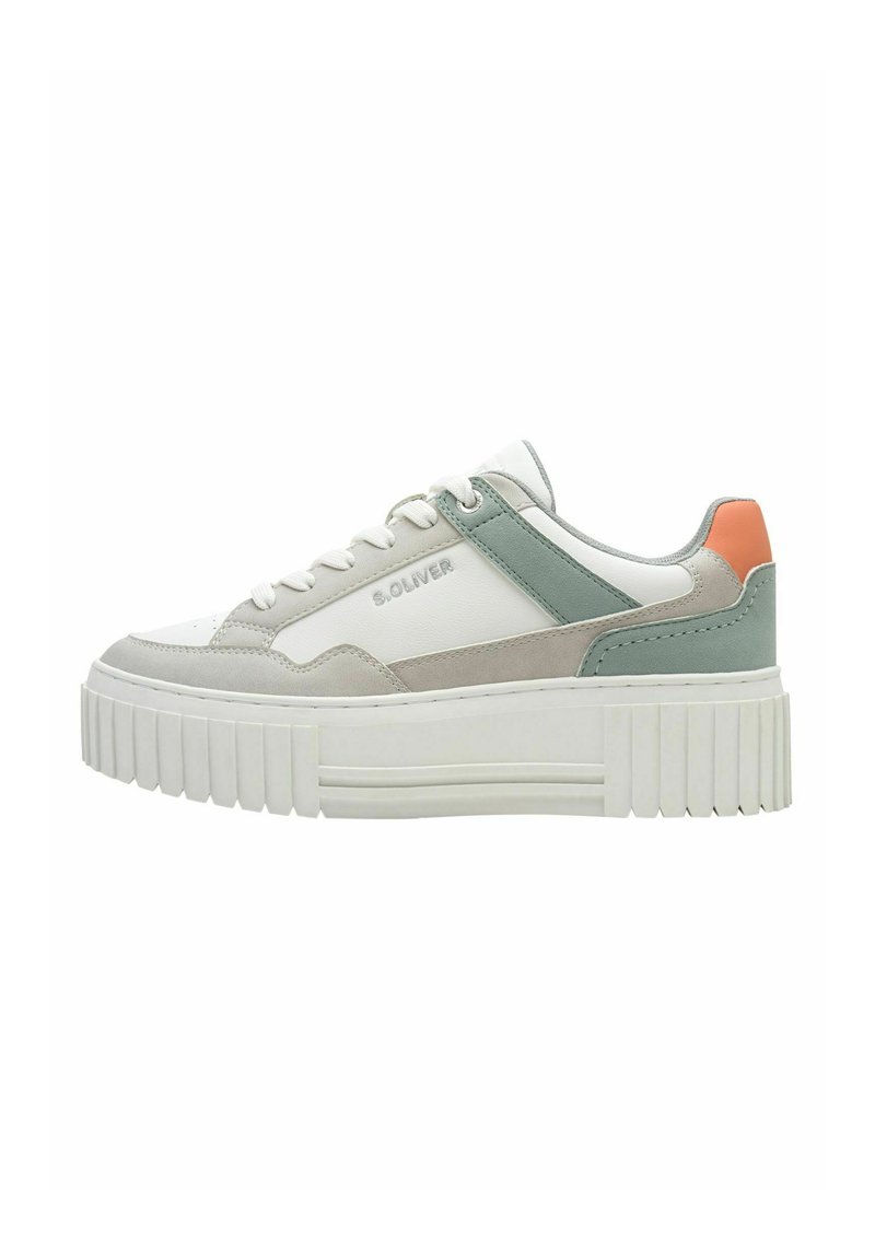 Baskets blanches avec des accents verts et oranges, en suède et cuir, design à lacets, semelle épaisse blanche avec texture striée.