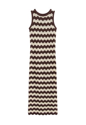 Mouwloze, enkelhoge gebreide jurk met een horizontaal golvend streeppatroon in bruin en beige en oogjesdetails overal.