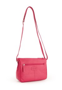 Różowa skórzana torba crossbody z teksturowaną powierzchnią, zamknięciem na zamek i regulowanym paskiem. Posiada przednią kieszeń na zamek i wytłoczone logo.