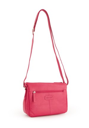Różowa skórzana torba crossbody z teksturowaną powierzchnią, zamknięciem na zamek i regulowanym paskiem. Posiada przednią kieszeń na zamek i wytłoczone logo.