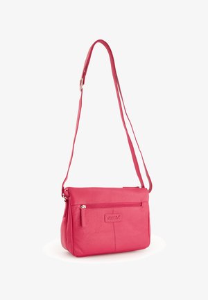 Różowa skórzana torba crossbody z teksturowaną powierzchnią, zamknięciem na zamek i regulowanym paskiem. Posiada przednią kieszeń na zamek i wytłoczone logo.