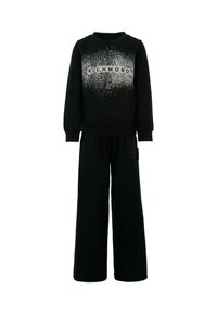 Schwarzer Sweatshirt mit einem Farbverlauf-Spritzdesign und dem Text "RICHMOND"; kombiniert mit lockeren schwarzen Hosen aus weichem Stoff.