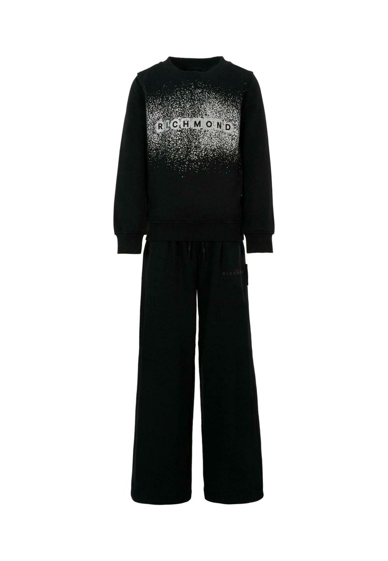 Schwarzer Sweatshirt mit einem Farbverlauf-Spritzdesign und dem Text "RICHMOND"; kombiniert mit lockeren schwarzen Hosen aus weichem Stoff.