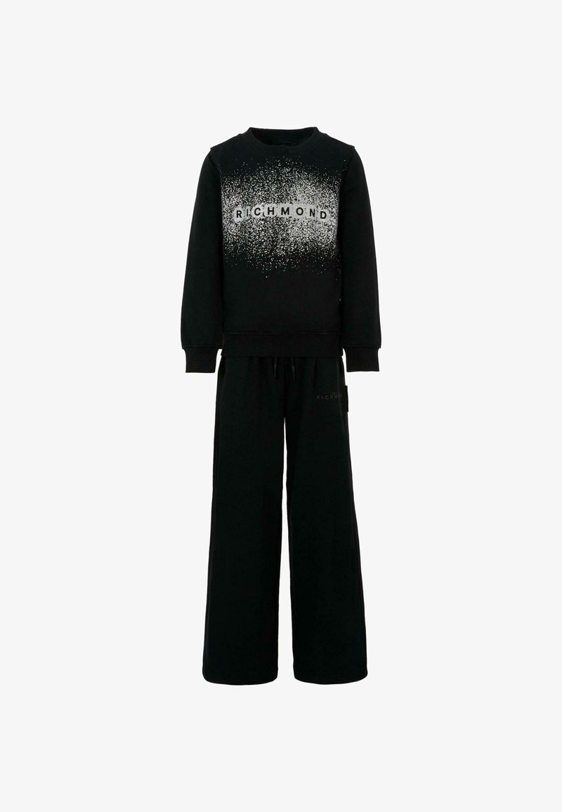 Schwarzer Sweatshirt mit einem Farbverlauf-Spritzdesign und dem Text "RICHMOND"; kombiniert mit lockeren schwarzen Hosen aus weichem Stoff.