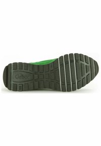 Suela de goma negra con un patrón de agarre texturizado, con un borde superior verde. Marca "Gabor" grabada en la sección del talón.