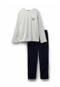 Top de felpa gris de manga larga con el texto "Friday Night", combinado con pantalones de pana azul marino con costillas verticales y una cintura fruncida.