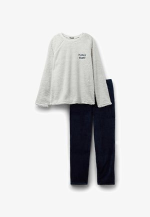 Šedý fleecový top s dlouhým rukávem a textem "Páteční večer", v kombinaci s námořnickými manšestrovými kalhotami s vertikálními žebry a utaženým pasem.